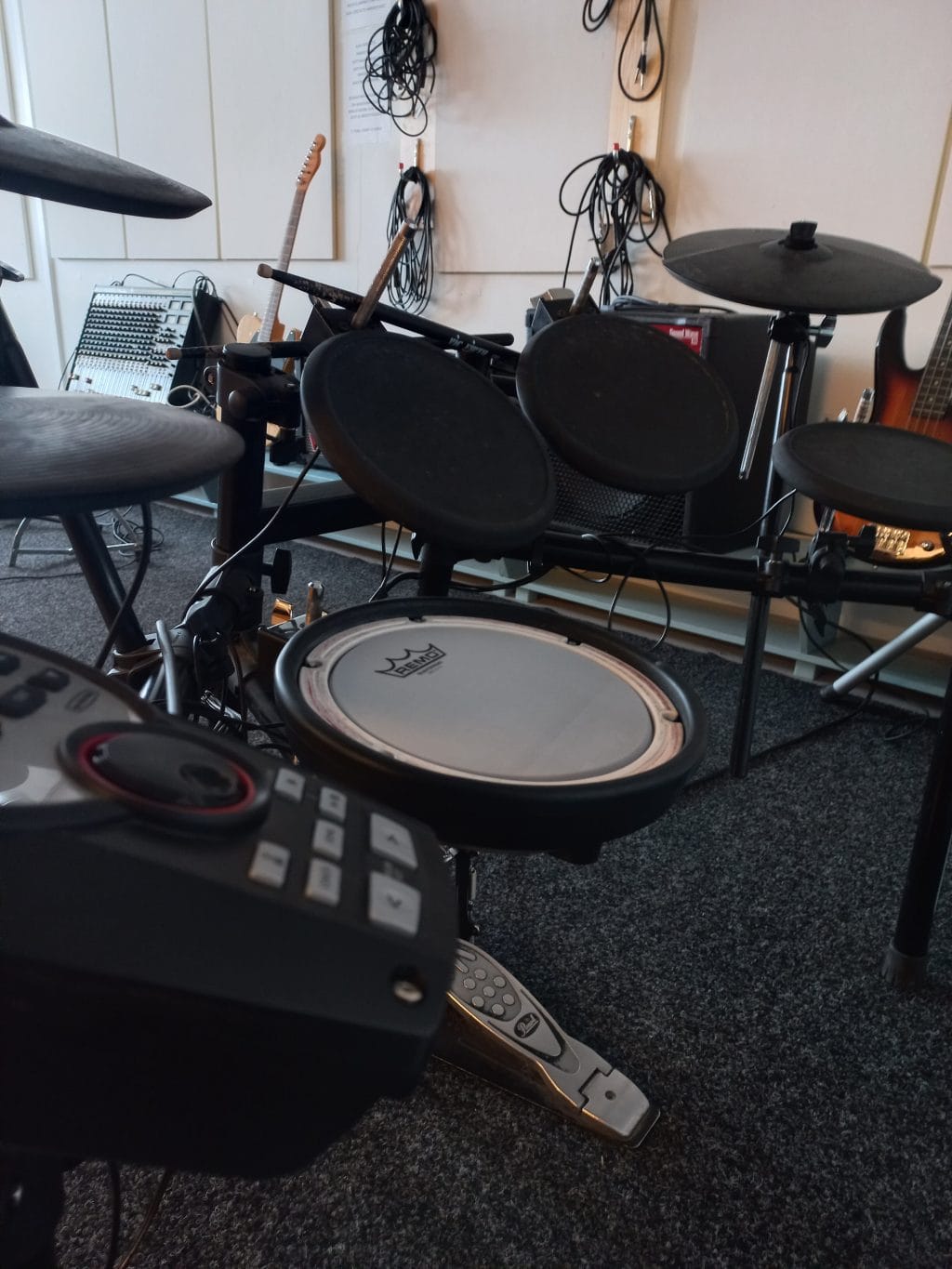 Kuvassa sähkörummut nuorisotoimen bändikämpästä