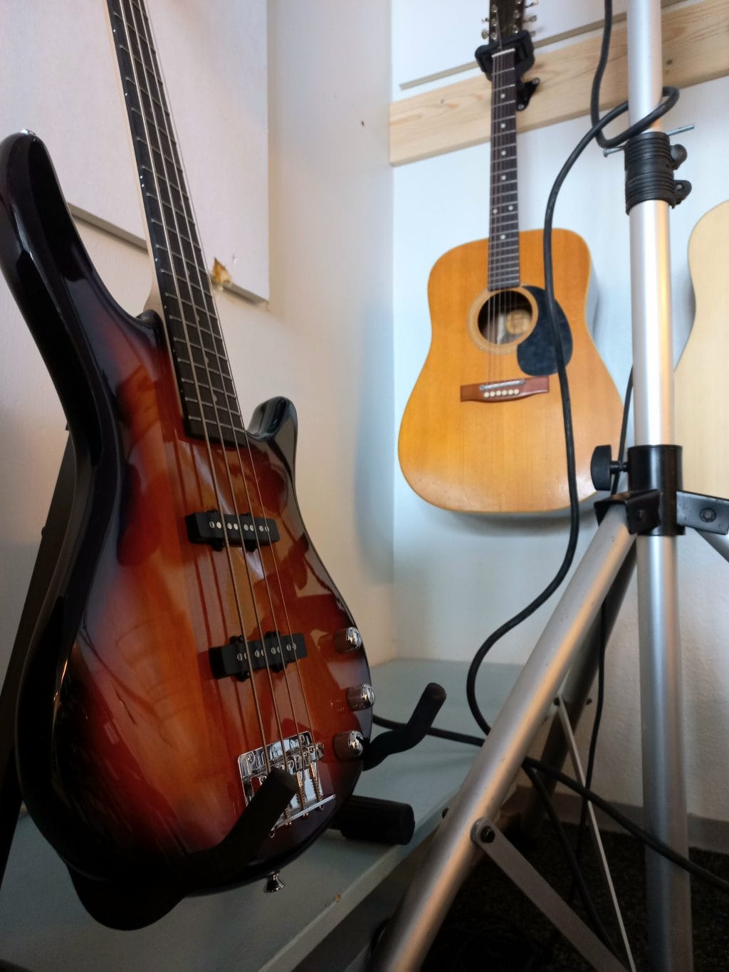 Kuvassa soittimia nuorisotoimen bändikämpältä