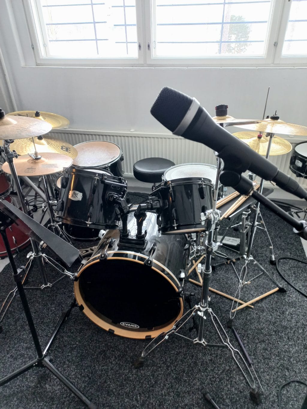 Kuvassa rummut bänditilasta