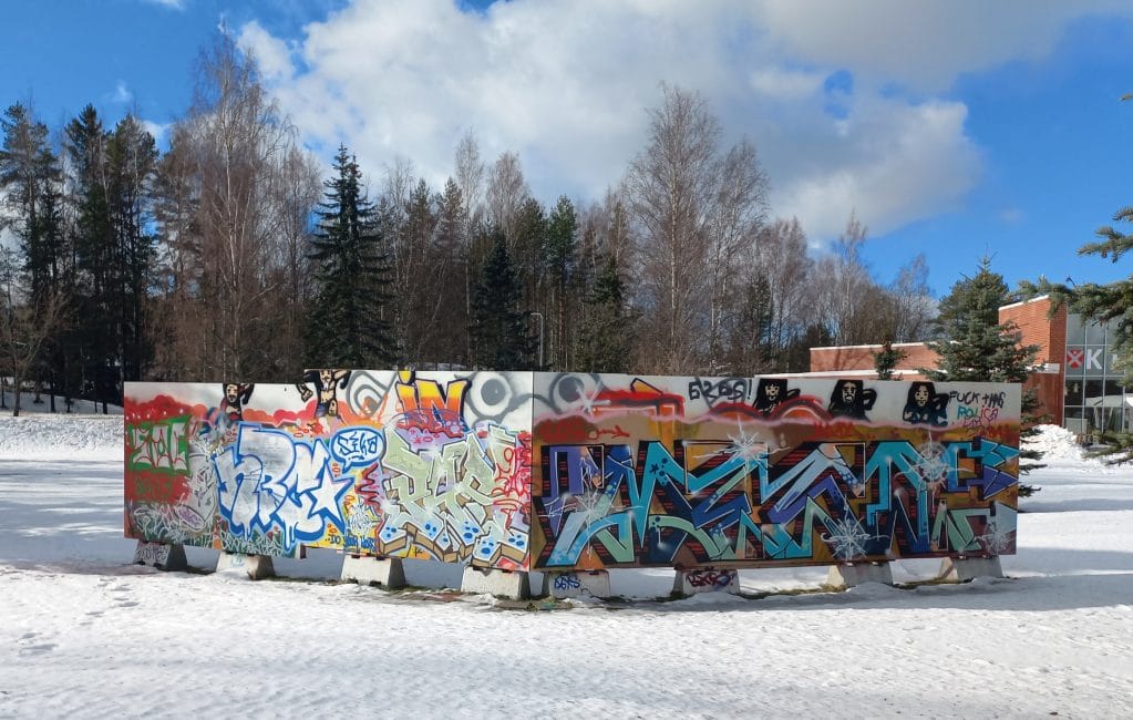 Talvinen kuva Graffitiseinästä kirjaston edestä