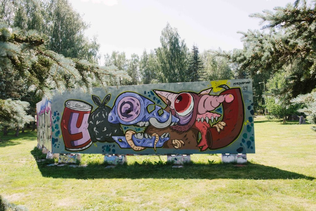 Kuva graffitiseinästä kirjaston edustalta