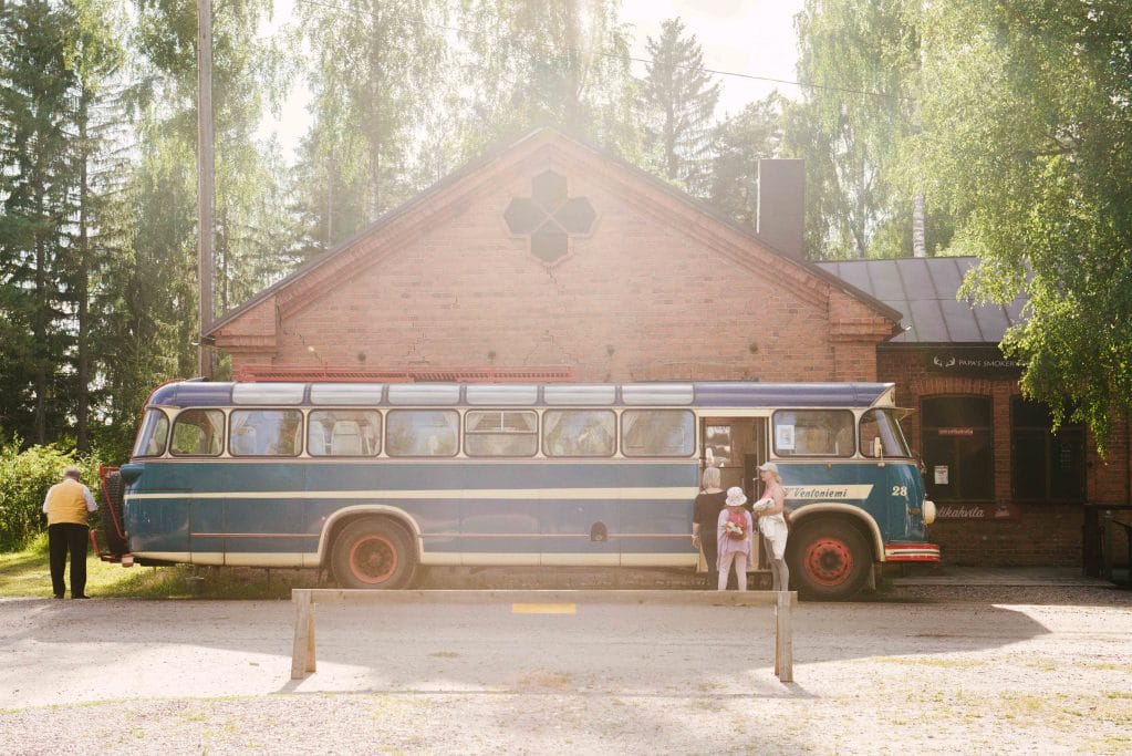 Museo bussi tiili talon edessä kesä päivänä