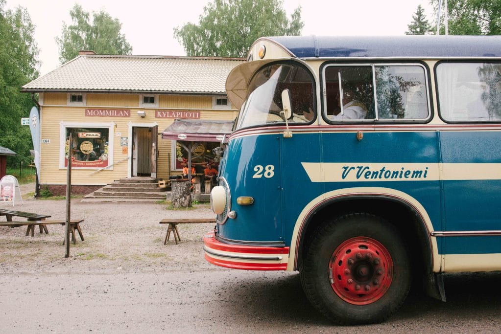 Vuoden 1961 museobussi Siipi-Wiima Mommilan Kyläpuodin pihalla.